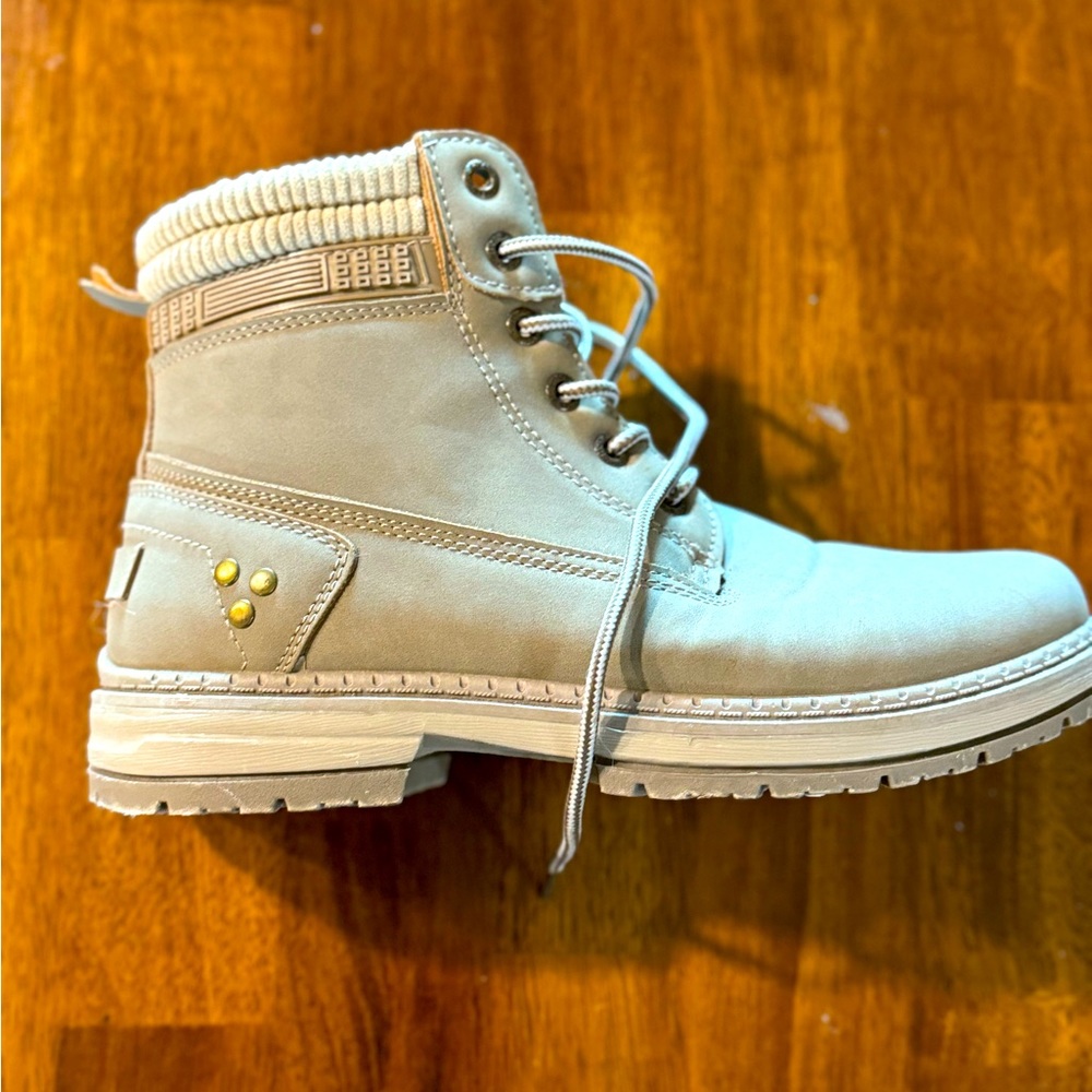 Khaki lace up boots.